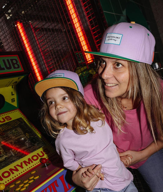 Casquette parent enfant bicolore rose et verte visière plate Hello Hossy