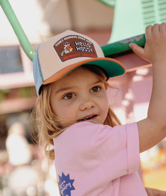 Casquette enfant beige orange visière courbée patch texte Hello Hossy