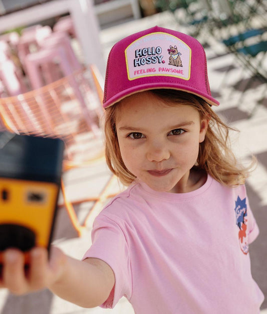 Enfant portant casquette fuchsia visière courbée Hello Hossy