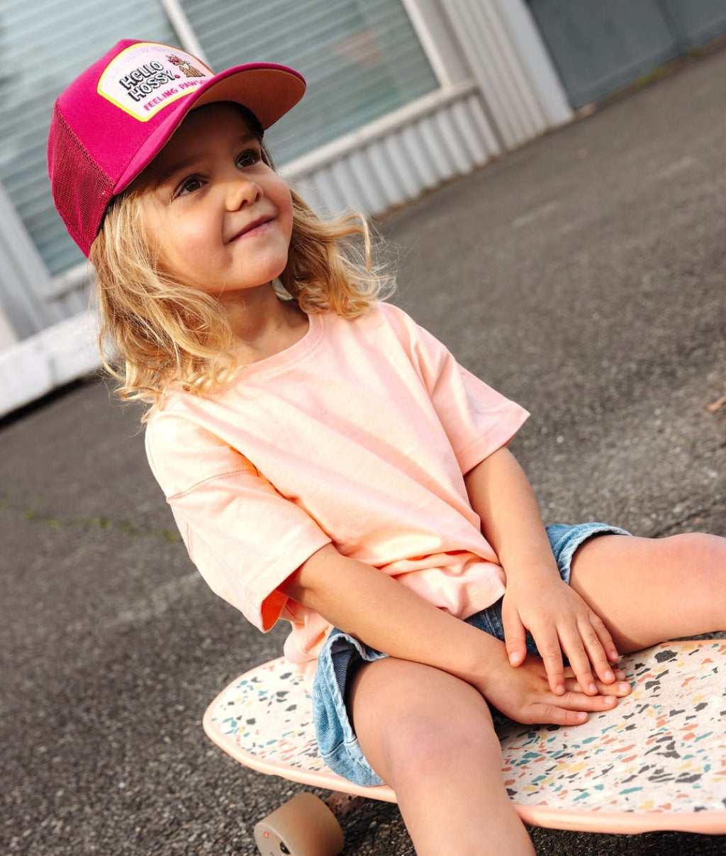 Child wearing the fuchsia cap with curved brim and dog Patch Hello Hossy