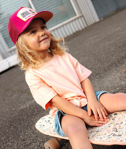 Child wearing the fuchsia cap with curved brim and dog Patch Hello Hossy