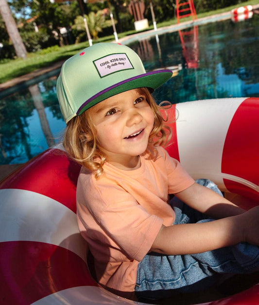 Casquette enfant vert menthe visière violette visière plate portée Hello Hossy