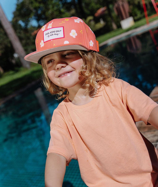 Casquette enfant corail imprimé floral visière plate portée Hello Hossy