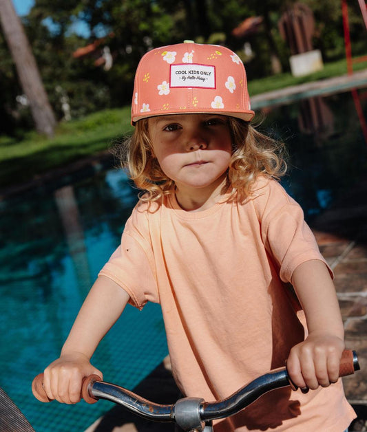 Casquette enfant corail à fleurs blanches visière plate Hello Hossy