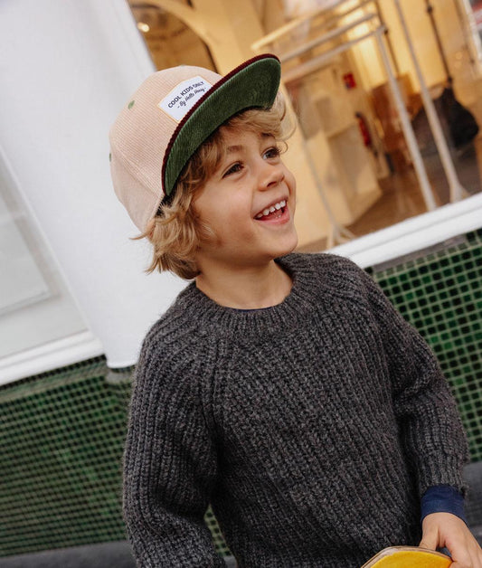 Garçon portant la casquette velours beige Sweet Almond – photo lifestyle – Hello Hossy