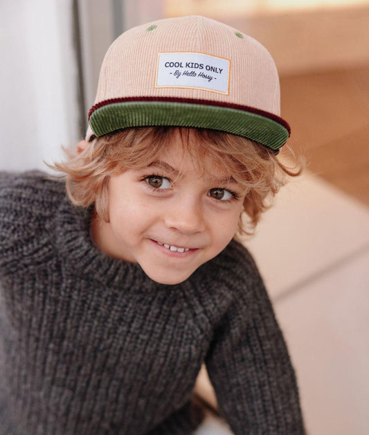 Casquette velours beige Sweet Almond portée par un garçon – vue de face – Hello Hossy