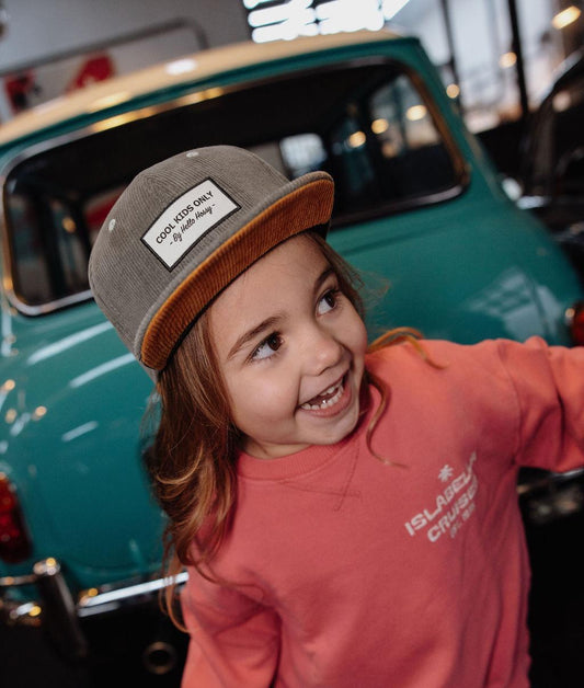 Enfant avec casquette velours grise Sweet Berry  – look décontracté  – vue de face  – Hello Hossy