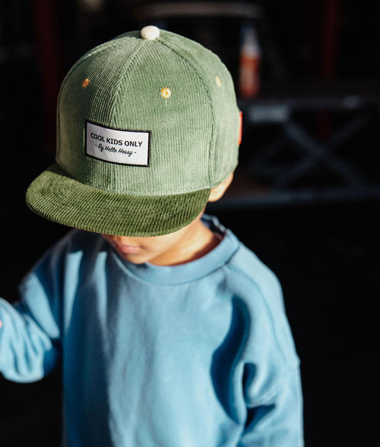 Enfant avec casquette velours verte Sweet Kiwi – vue du dessus – Hello Hossy