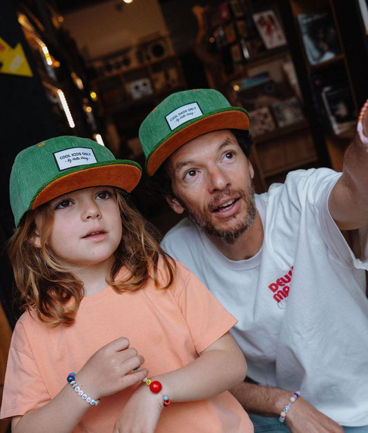 Casquette velours verte Sweet Kiwi portée en duo papa-enfant - photo lifestyle - Hello Hossy