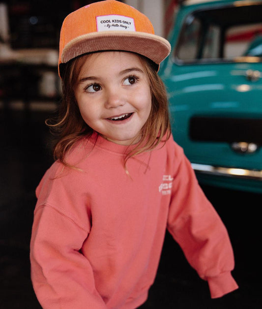 Casquette velours orange Sweet Mandarine portée par une fille – vue de face – Hello Hossy