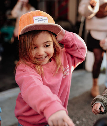 Casquette velours orange Sweet Mandarine portée par une fille – photo lifestyle – Hello Hossy