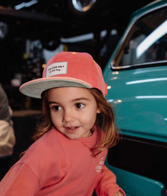 Casquette velours rose Sweet Pitaya portée par une fille – look urbain – Hello Hossy