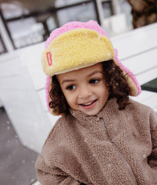 Fille portant la chapka bicolore Cozy Kira – vue de face – Hello Hossy