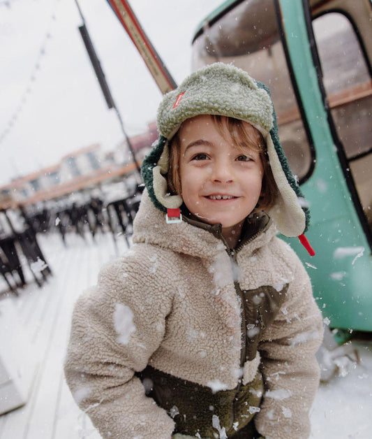 Chapka polaire Cozy Neo portée par un garçon – vue de face – Hello Hossy