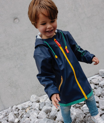 Garçon portant le ciré de pluie imperméable avec capuche Night – photo lifestyle – Hello Hossy
