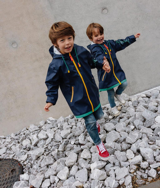 Ciré de pluie avec capuche Night porté par deux garçons - photo lifestyle - Hello Hossy