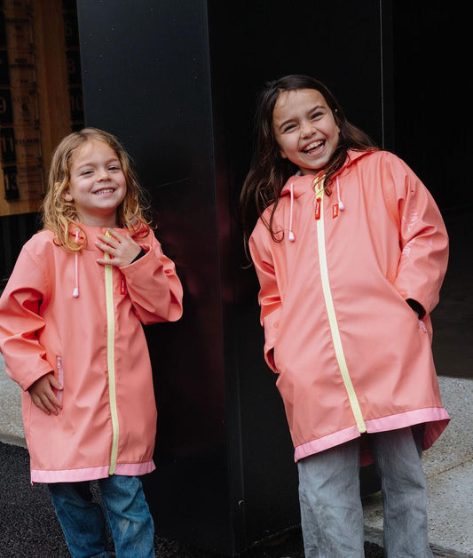 Duo de filles avec le ciré de pluie imperméable Pink - vue de face - photo lifestyle - Hello Hossy