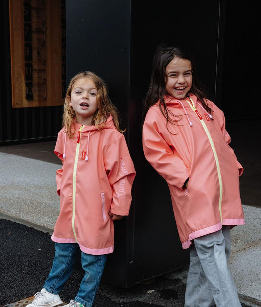 Ciré de pluie avec capuche Pink porté par deux filles - photo lifestyle - Hello Hossy