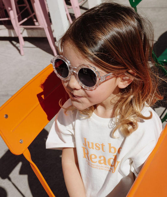 Enfant portant lunettes de soleil blanc transparent forme fleur Hello Hossy