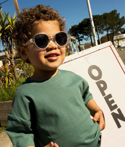 Enfant portant les lunettes de soleil blanc transparent forme ronde Hello Hossy