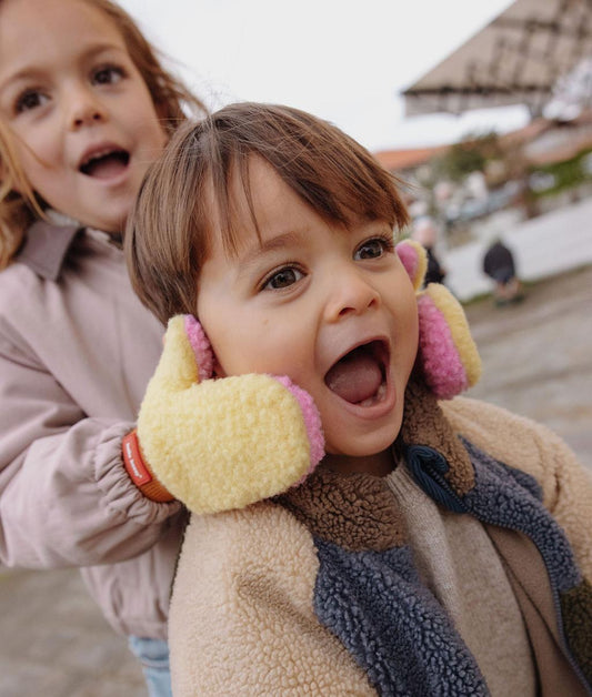 Moufles en moumoute bicolore Heaty Kira portées par une fille – photo lifestyle – Hello Hossy