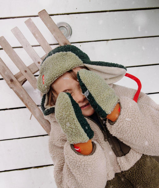 Moufles en moumoute bicolore Heaty Neo portées par un garçon – photo lifestyle – Hello Hossy