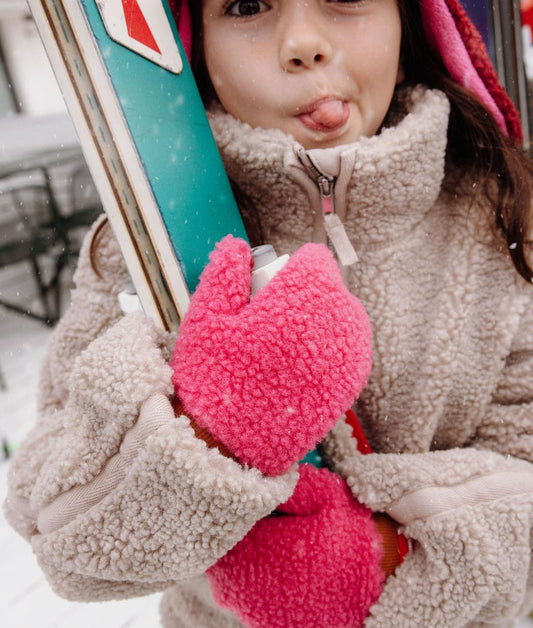 Moufles en moumoute bicolore Heaty Tara portées par une fille – photo lifestyle – Hello Hossy