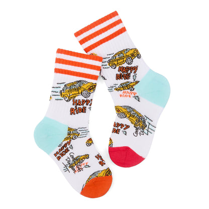Paire de chaussettes blanche pour enfant, imprimée voiture et texte "HAPPY RIDE", talons et pointes contrastés rouge et orange, haut de tige à rayures rouges – vue à plat