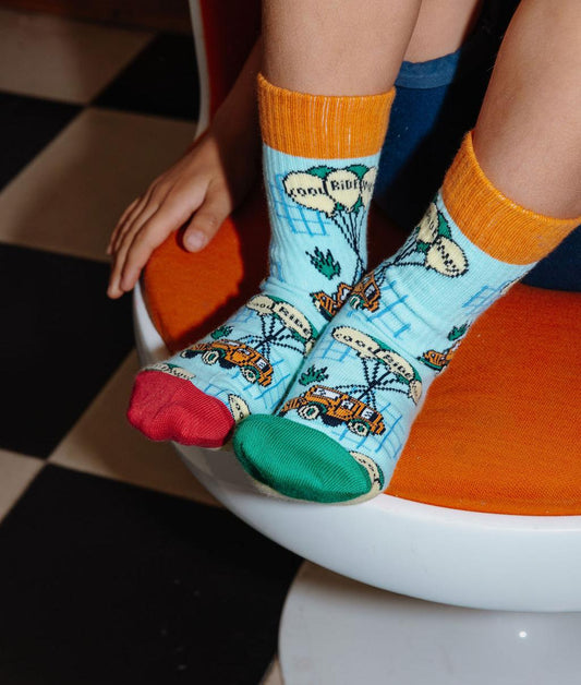 Enfant portant la paire de chaussettes imprimée voitures et ballons - vue de face - Hello Hossy