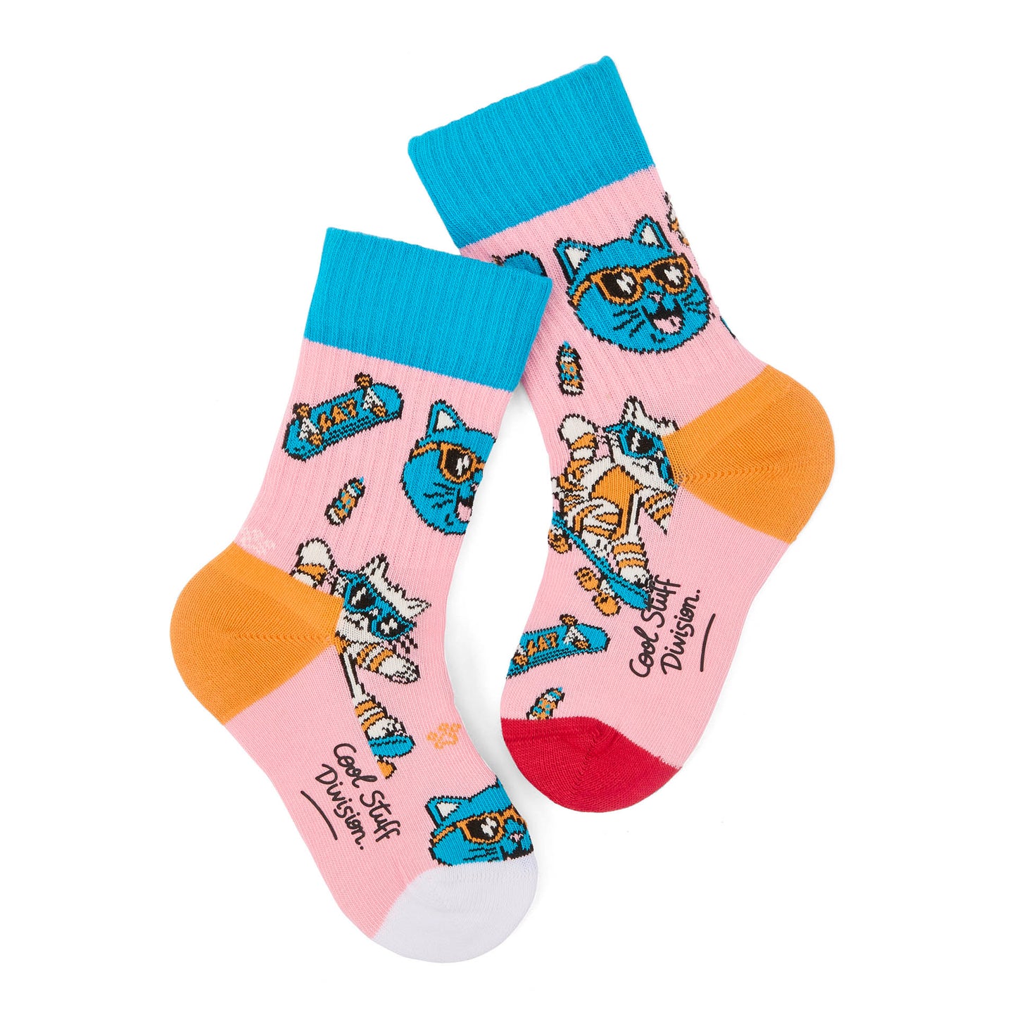 Paire de chaussettes rose pour enfant avec motif tête de chat avec lunettes et skate, haut de tige bleu – vue à plat