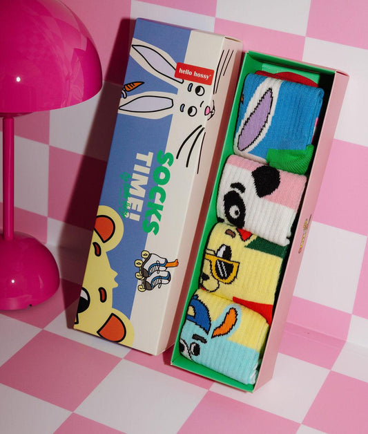 Coffret de chaussettes "Socks Time !" pour enfant contenant 4 paires de chaussettes à motifs mascottes - packaging illustré - photo lifestyle - Hello Hossy