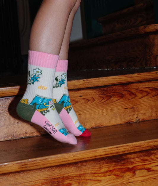 Paire de chaussettes beige imprimée fleurs portée par un enfant – vue du profil – Hello Hossy