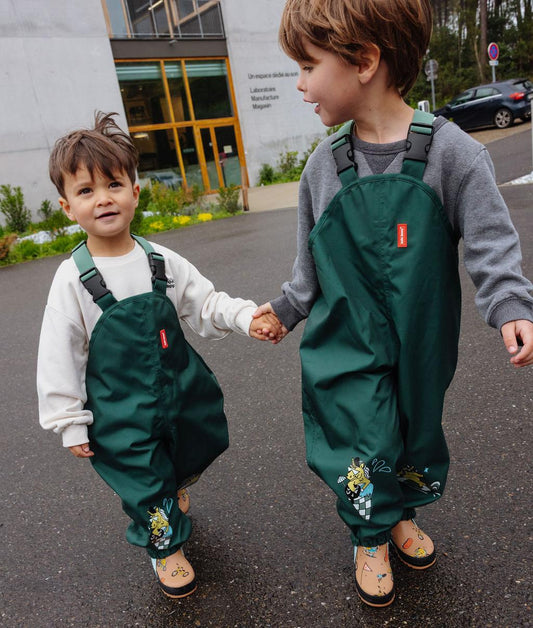 Duo de garçons avec le pantalon de pluie imperméable Captain - vue de face - photo lifestyle - Hello Hossy