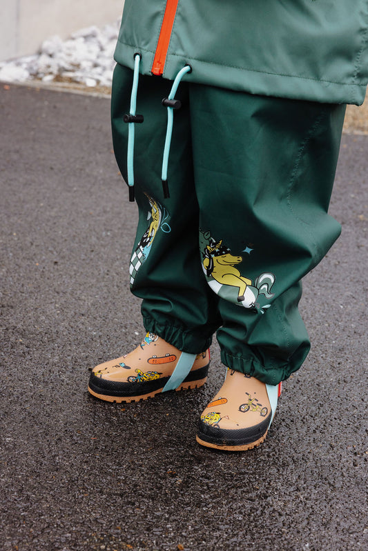 Pantalon de pluie imperméable Captain porté par un enfant - détail élastiques chevilles - Hello Hossy