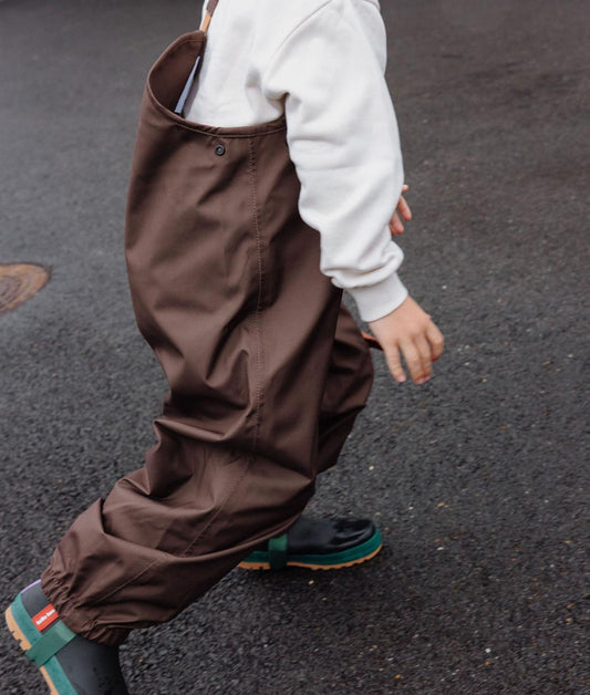 Enfant avec le pantalon de pluie imperméable Peanut - vue de profil - photo lifestyle - Hello Hossy