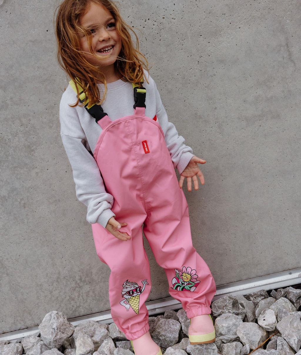 Pantalon de pluie imperméable Pitaya porté par une fille - vue de 3/4 - photo lifestyle – Hello Hossy