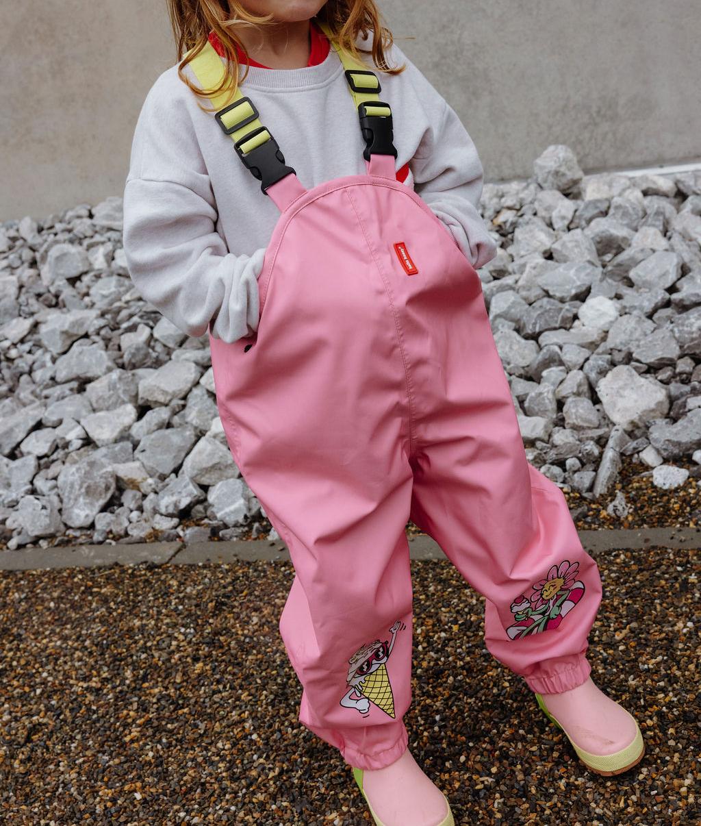Fille portant le pantalon de pluie imperméable avec bretelles Pitaya – photo lifestyle – Hello Hossy