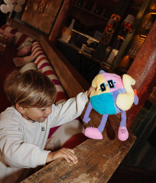 Enfant jouant avec la peluche originale Disco Pop - photo lifestyle - Hello Hossy