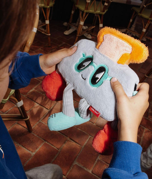 Peluche douce avec gants de boxe Punchy Toast, tenue par un enfant – vue plongée – Hello Hossy