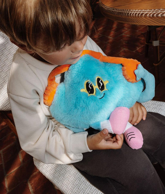 Peluche nuage bleu Rock N Cloud avec lunettes jaunes tenue dans les bras d'un enfant - jouet original - Hello Hossy