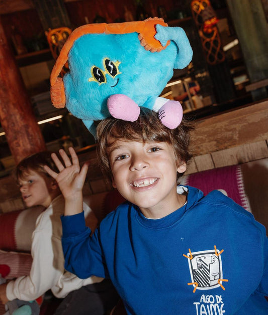 Enfant avec la peluche en forme de nuage Rock N Cloud posée sur sa tête - photo lifestyle - Hello Hossy