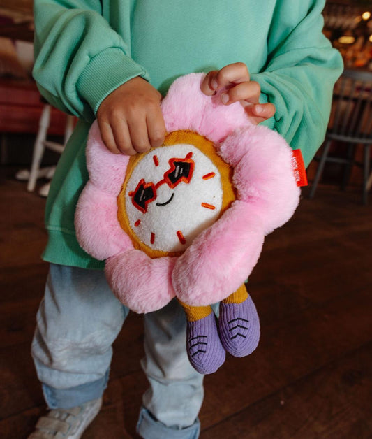 Peluche douce en forme d'horloge-fleur Tic Tac Bloom, tenue par un enfant – vue de face – Hello Hossy