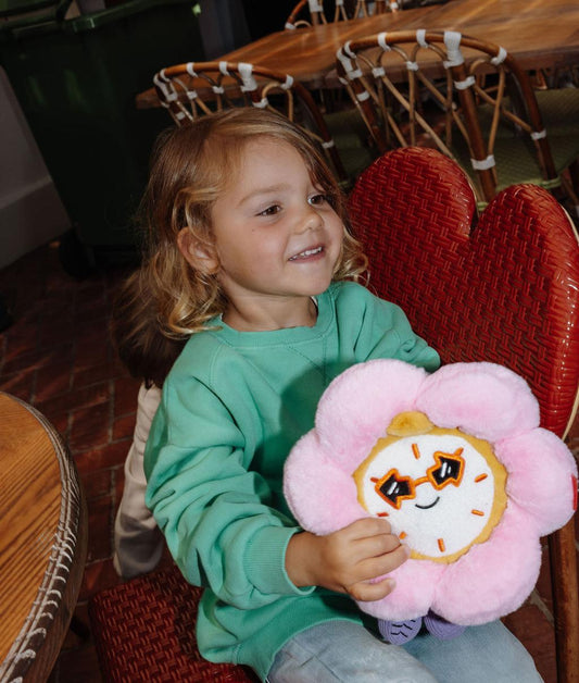 Fille assise tenant la peluche originale Tic Tac Bloom - vue de 3/4 - Hello Hossy