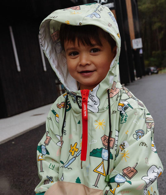 Poncho de pluie imperméable avec capuche Mountain Ride porté par un garçon - photo lifestyle - Hello Hossy