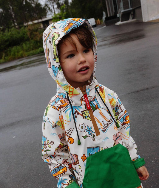 Poncho de pluie imperméable San Francisco porté par un garçon - vue de 3/4 - photo lifestyle – Hello Hossy