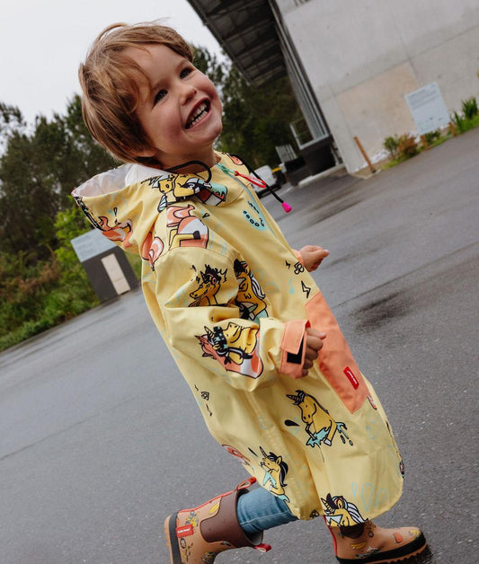 Poncho de pluie imperméable Unicorn porté par un garçon - photo lifestyle – Hello Hossy