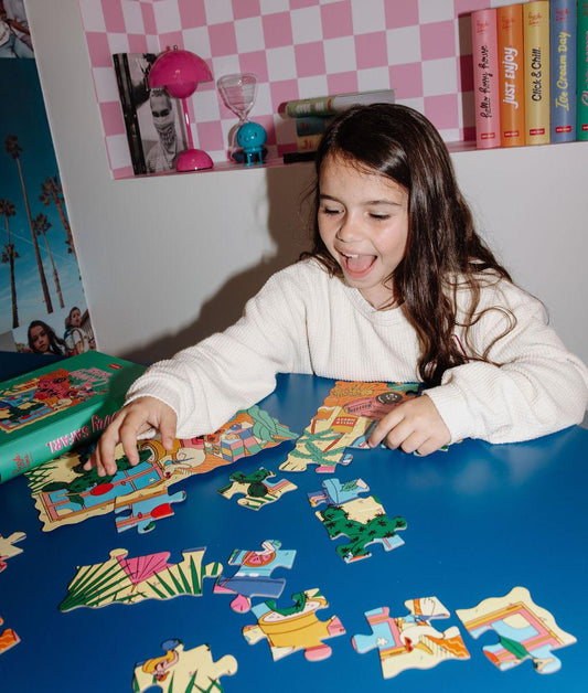 Enfant jouant avec le puzzle 25 pièces "Cherry Safari" – ambiance ludique – Hello Hossy