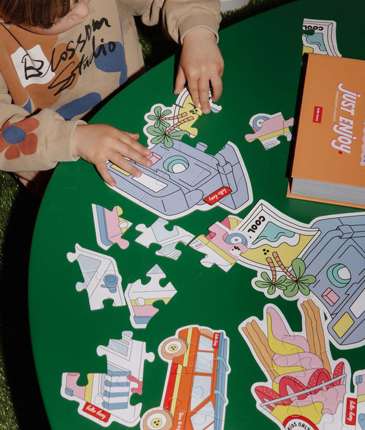 Enfant jouant avec les puzzles évolutifs "Just Enjoy" – vue du dessus – Hello Hossy