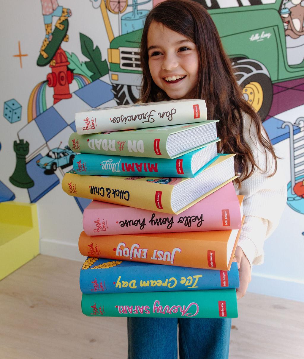 Puzzles au design livre Hello Hossy portés par une fille – décor illustré – photo lifestyle