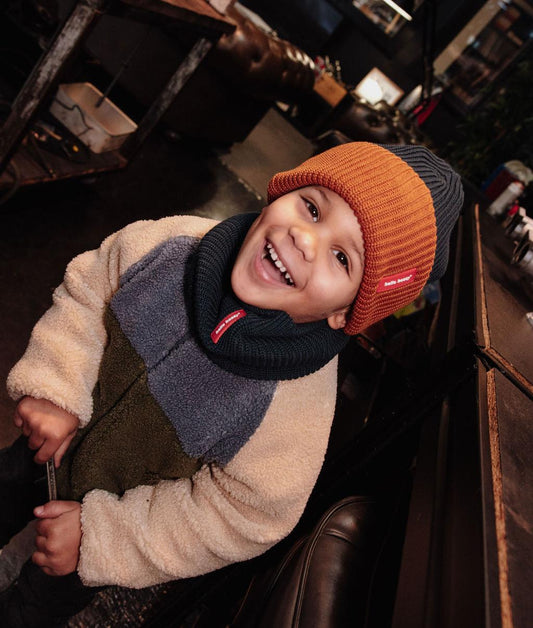Garçon portant le tour-de-cou en maille Cocoon Blacky avec le bonnet Flow Blacky assorti - photo lifestyle - Hello Hossy